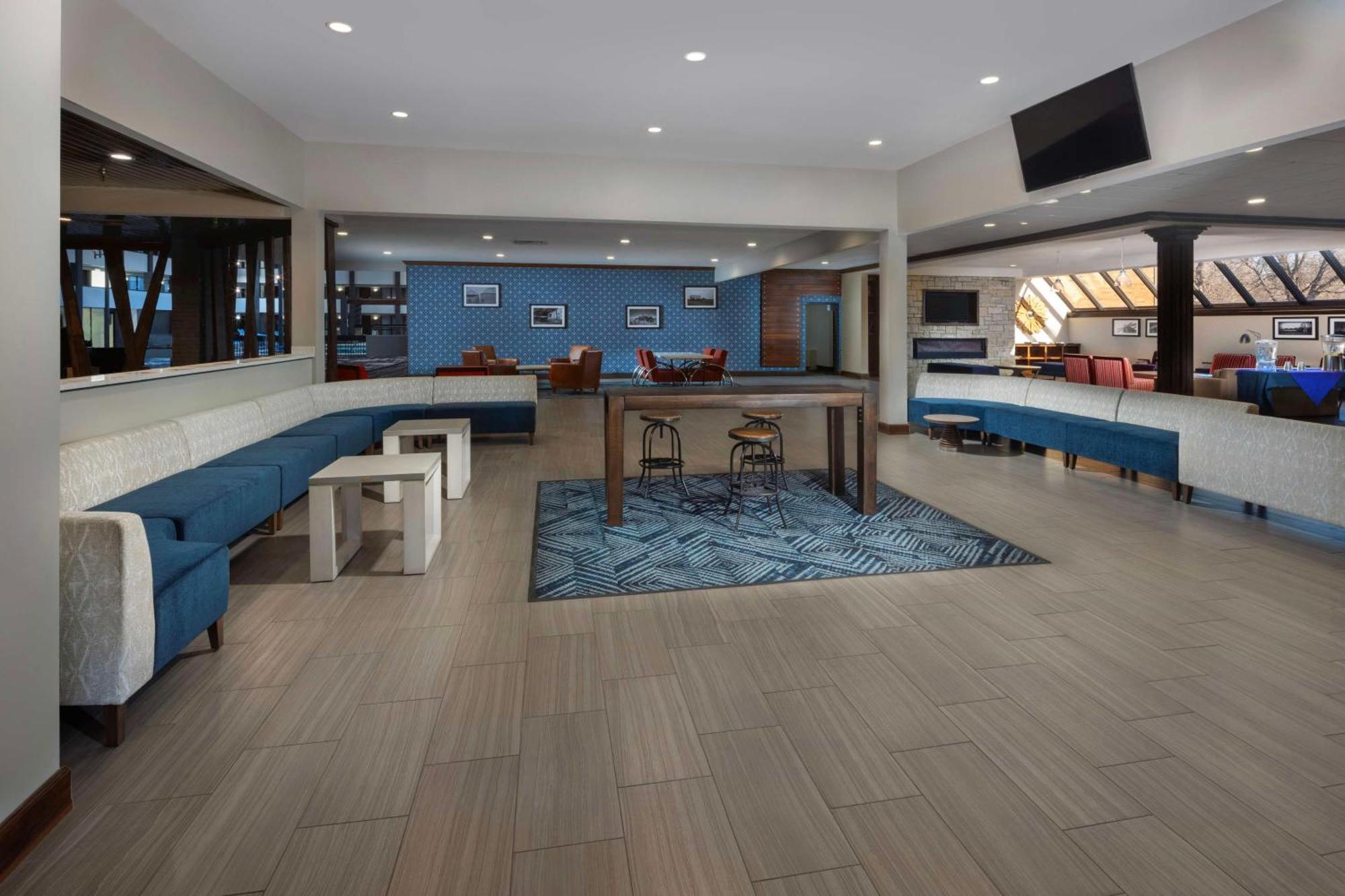 Doubletree By Hilton Manhattan, Ks