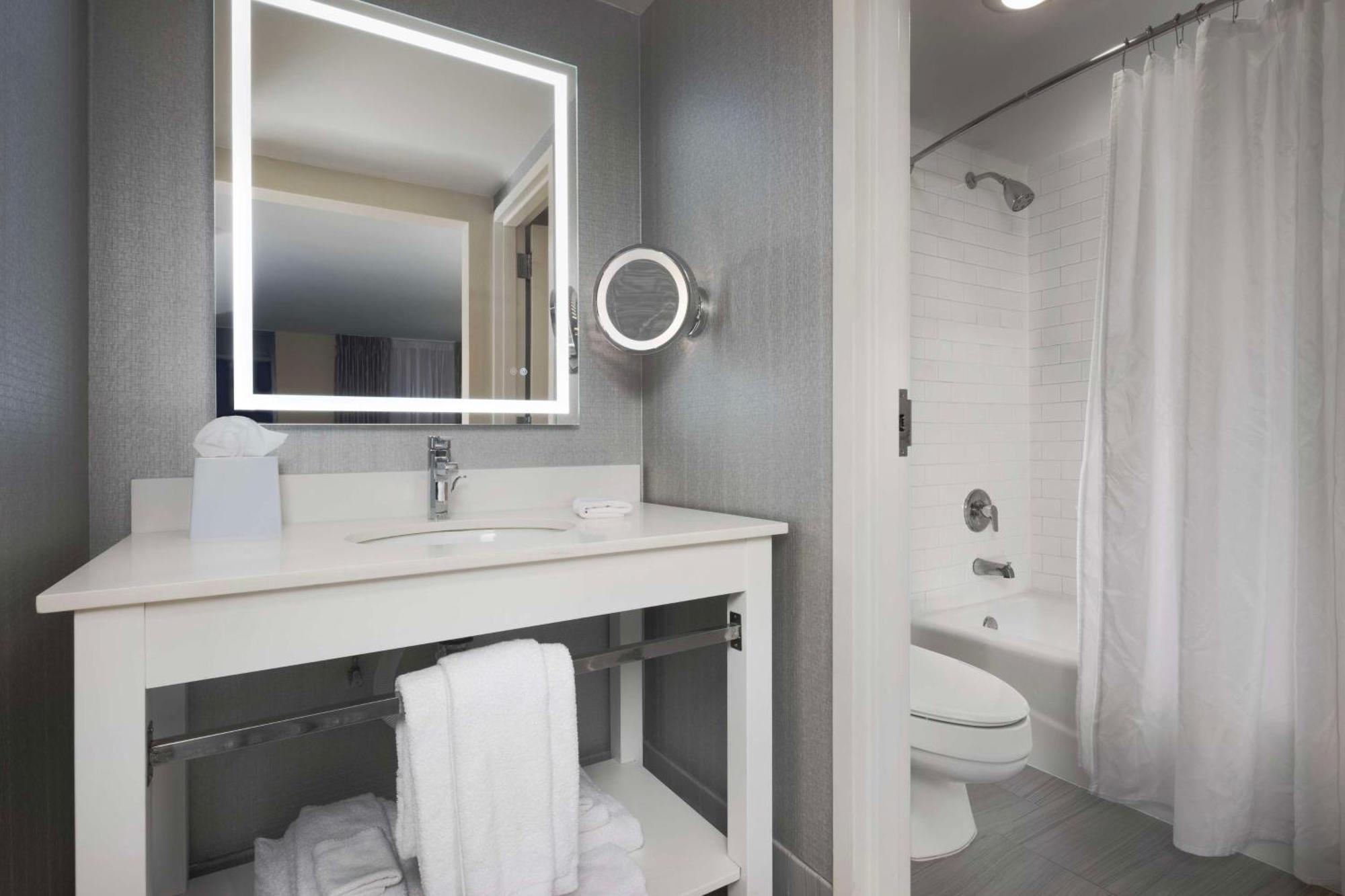 Doubletree By Hilton Manhattan, Ks Hotel 3*